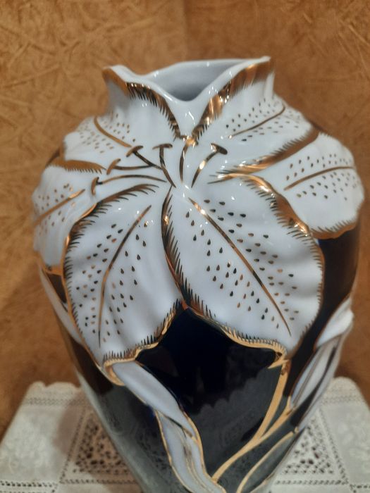 Роскошная  фарфоровая Чешская кобальтовая ваза (бренда Thun), украшенн