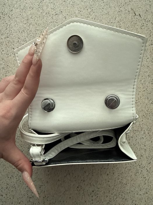 Белая мини сумочка с ремешком