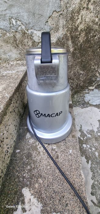 Сокоизтисквачка за цитрусови плодове, с капак