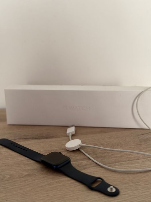 Apple watch 6 с кутия и допълнителни каишки