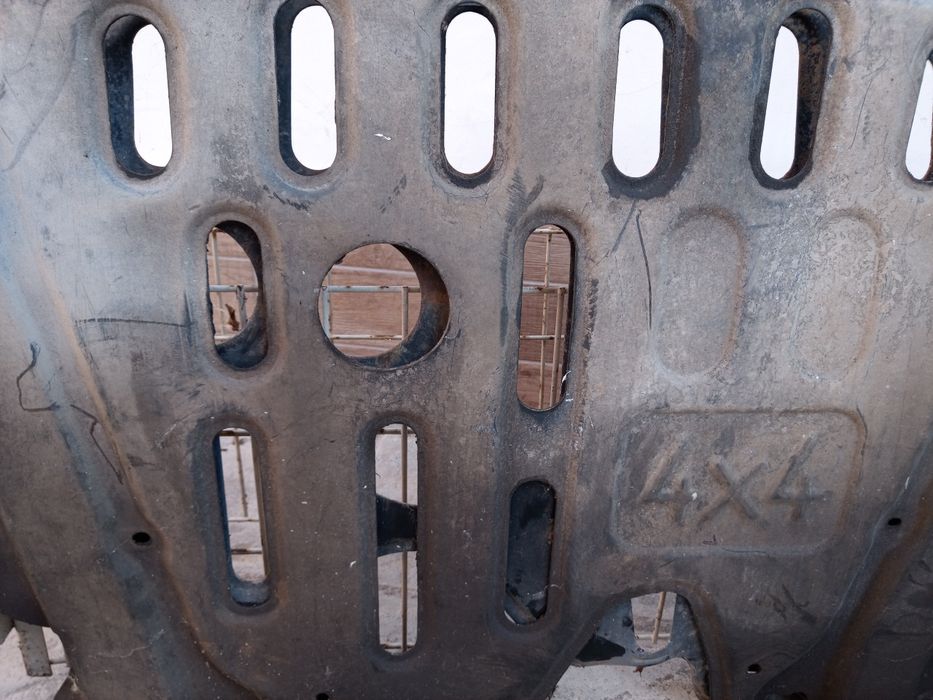 Продавам кора над двигател за Рено