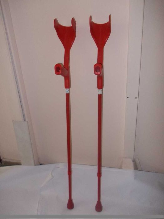 2 Carje antebrat inaltime reglabila 50 Lei perechea sau 25 Lei o carja