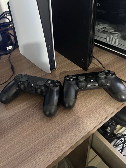 Продам PS4 PRO не прошитая официальная