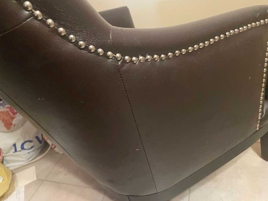 2 броя кожени столове