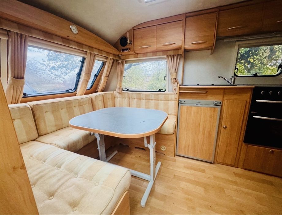 Vând Rulota Adria  Adora 532 UP  Recent inmatriculata  Pat fix matrimonial 4/5 locuri de dormit  2 Spații de dormit Motor mover