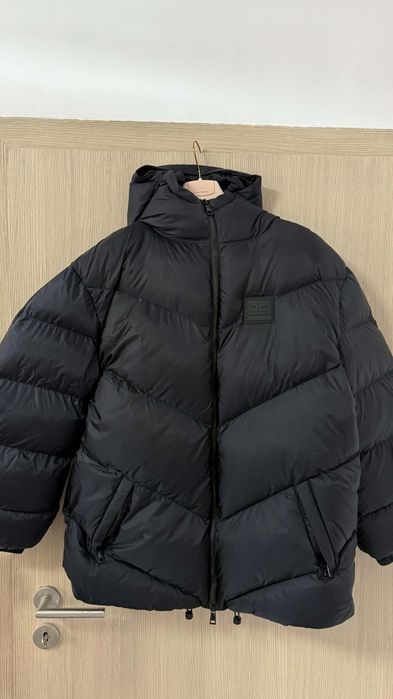 Продавам оригинално зимно яке Elisabetta Franchi. Чисто новао