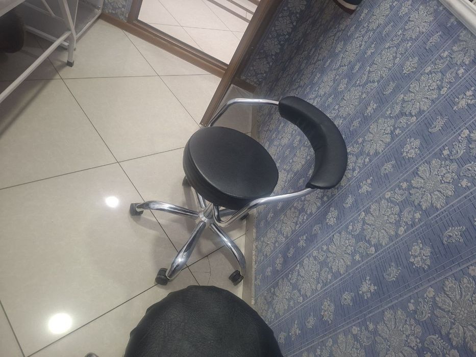 Ofisni stolll sotiladi