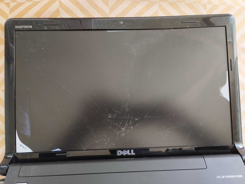 Лаптоп DELL, 4 GB DDR3, i3-350M, 250 GB, спукан дисплей, легален Win10