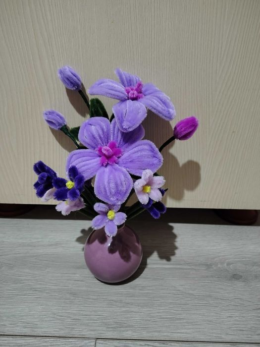 Flori lucrate manual din sârmă plușată