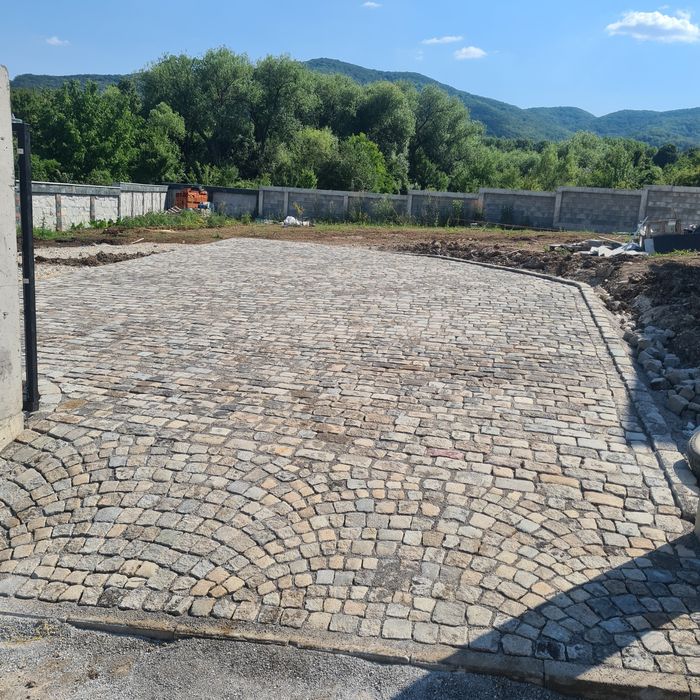 Редене на гранитни павета