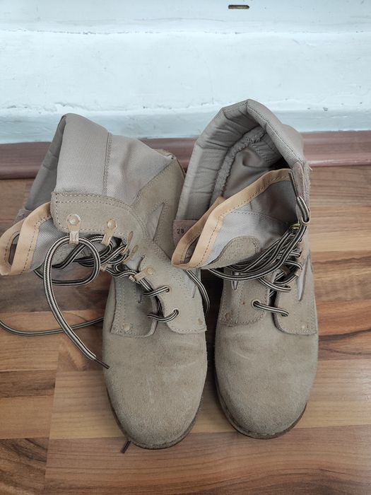Bocanci militari de piele întoarsă
