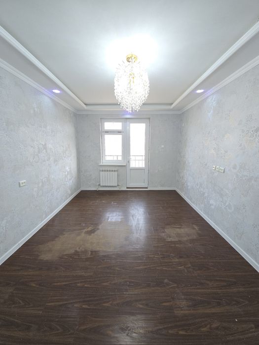 Sergeli rayondan 6a da 3/6/7 xonali uy sotiladi. Srochno.