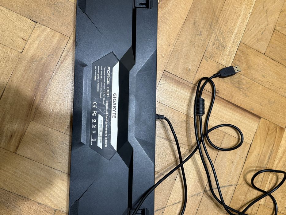 Механична геймърска клавиатура Gigabyte force сини суичове