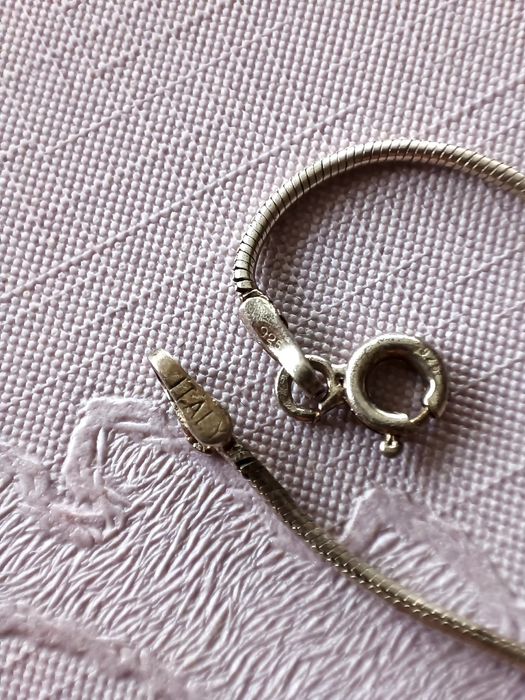 Сребърни гривни.