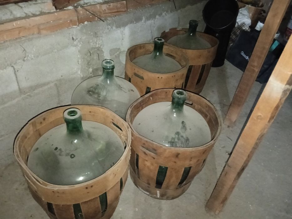 Vând damigene de vin!