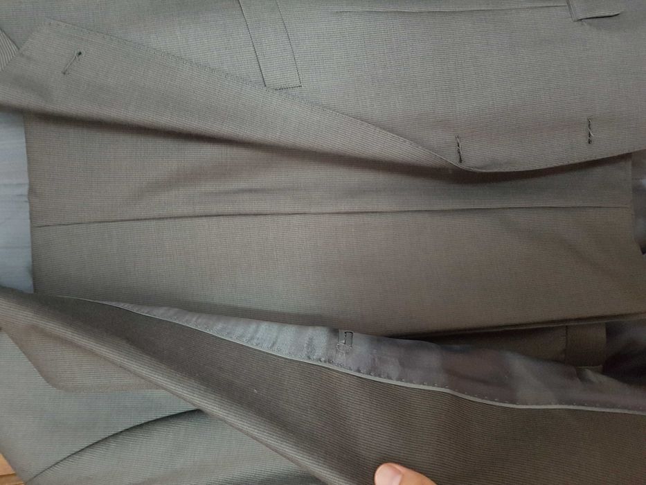 Продавам мъжки костюм