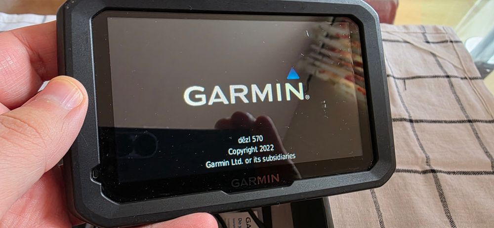 Навигация за камион Garmin Dezl 570 пълен комплект карти зацяла Европа