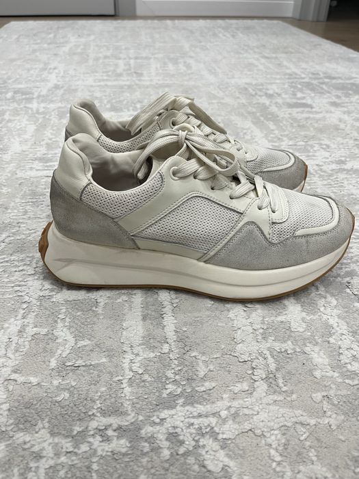 Продам женские кроссы