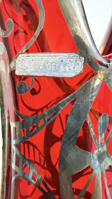 Vaza din sticla rosie decorata cu argint