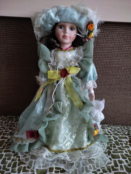 Кукла в красивом наряде.