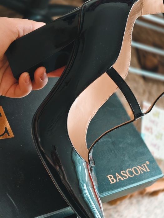 Продам туфли Basconi 40 размер