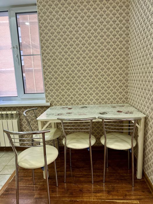 Продам кухонный стол со стульями в хорошем состояни