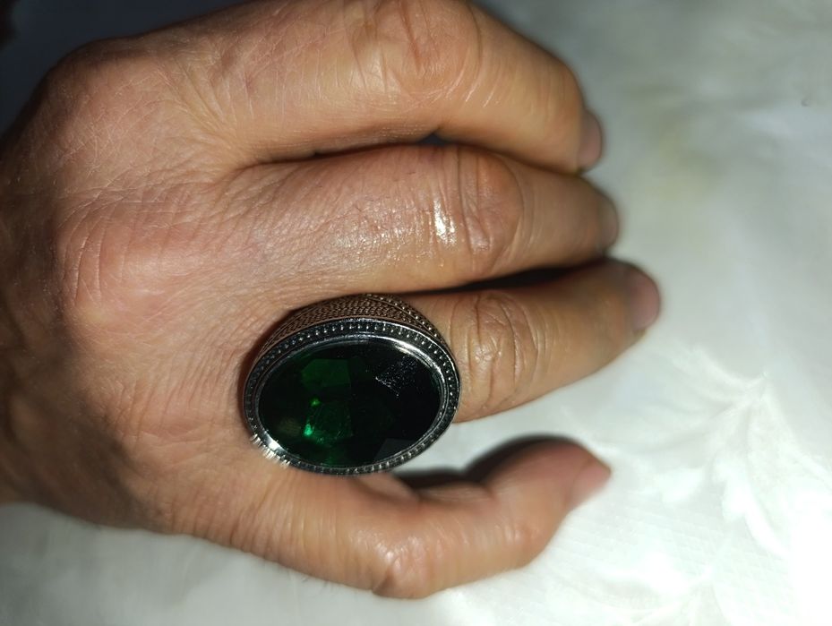 Кольцо-печатка с камнем