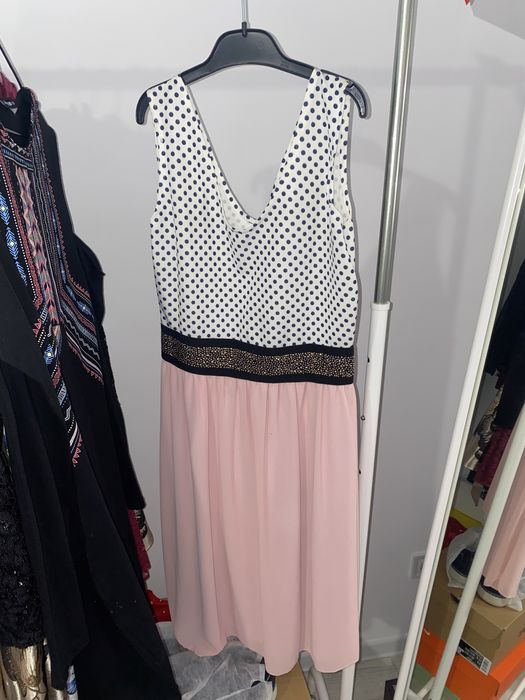 Vand rochii de ocazie