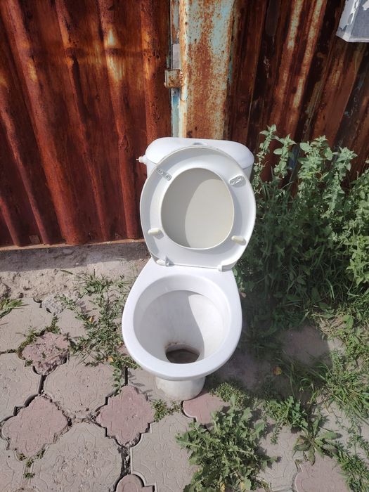 Продам унитаз.  Унитаз