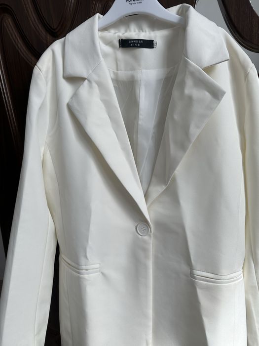 костюм белый и молочный педжак на размер 42-44