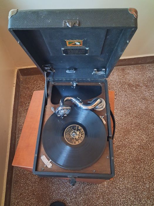 Нов ретро грамофон  His Mastrers Voice 450 евро
