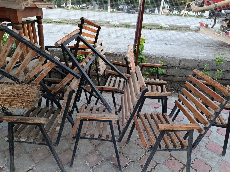 Стол стул сотилади.