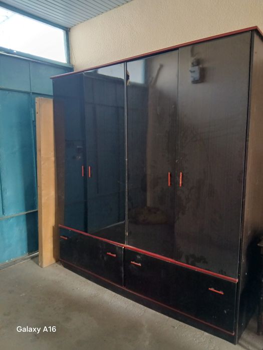 Срочно Шкаф большой лакированный