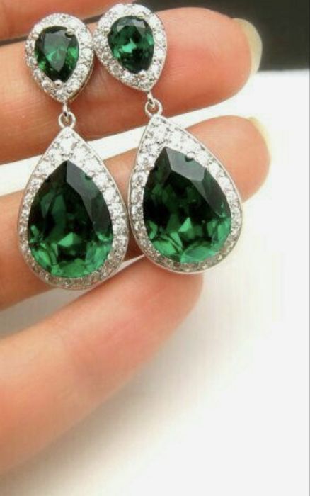 Много красиви модерни обеци зелен камък Германия