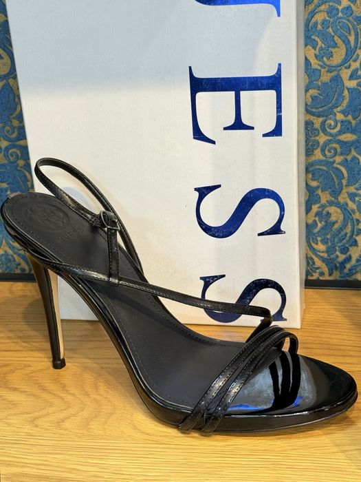 Дамски сандали GUESS 41
