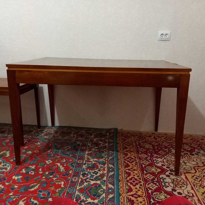 Продам стол обеденный полированный раскладной 80 см на 120 см (180 см)