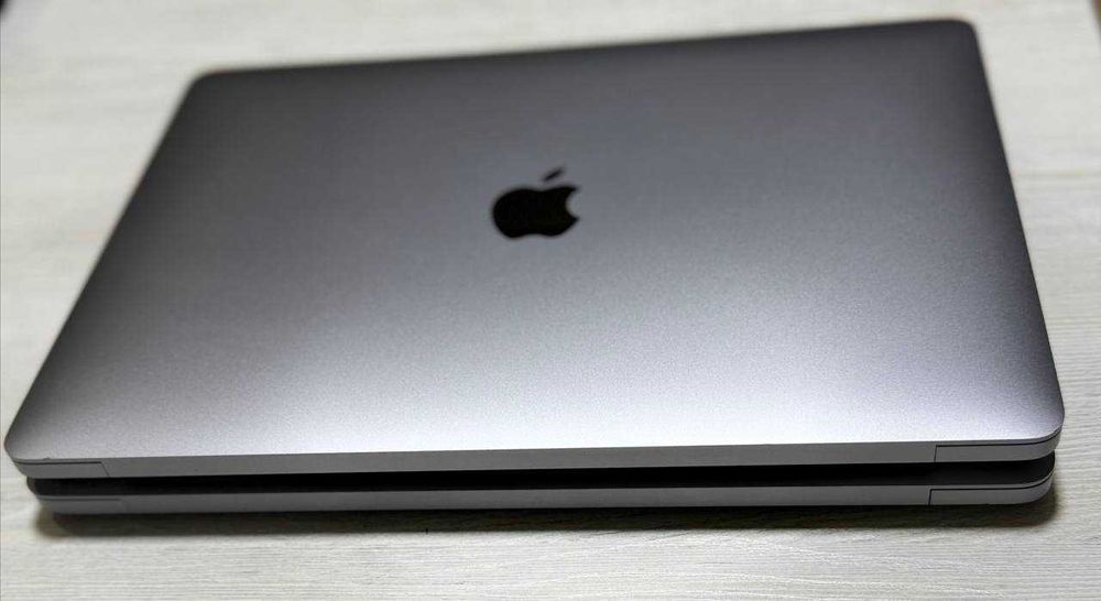 MacBook Air space grey 13.3 Inch 2K Retina Chip M1 CPU 8 8GB/128GB 96%