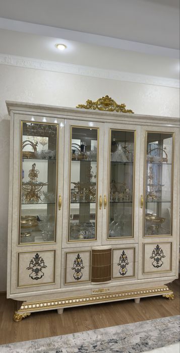 Гостинный сервант с комодом