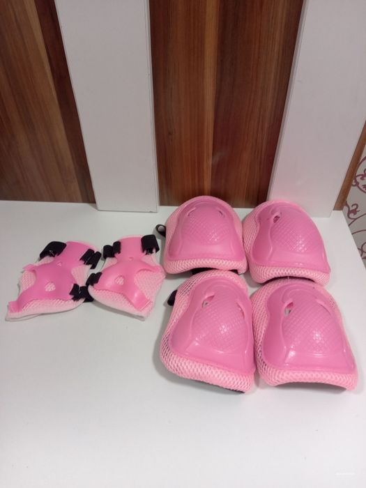 Продавам два комплекта протектори за кънки или колело