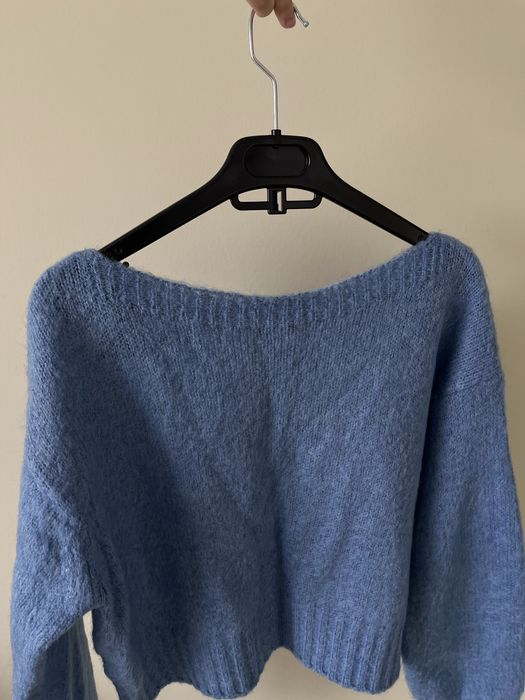 Теплый голубой свитер