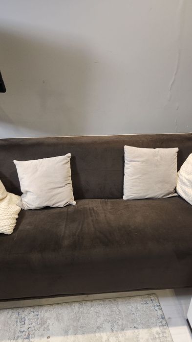 Диван на ножках коричневый