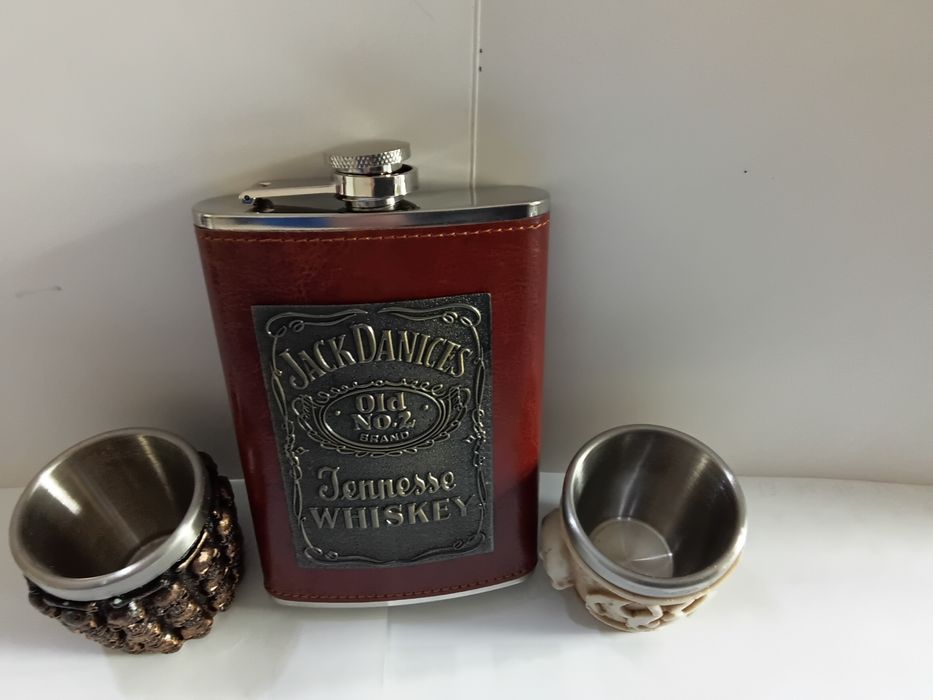 Джобна манерка Джак Даниелс 250 ml и 2 бр.стоманени чаши