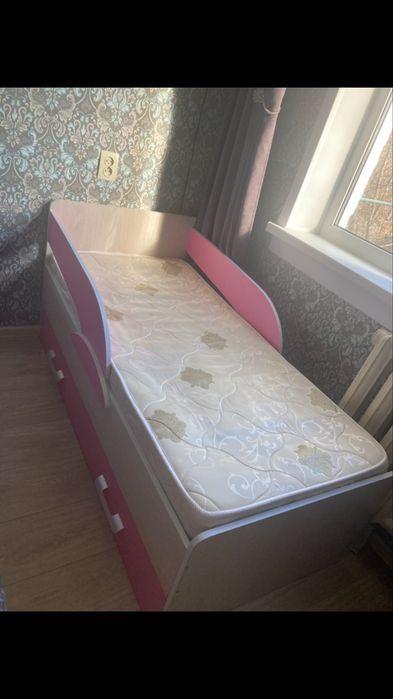 Продам кровать для девочки с матрасом