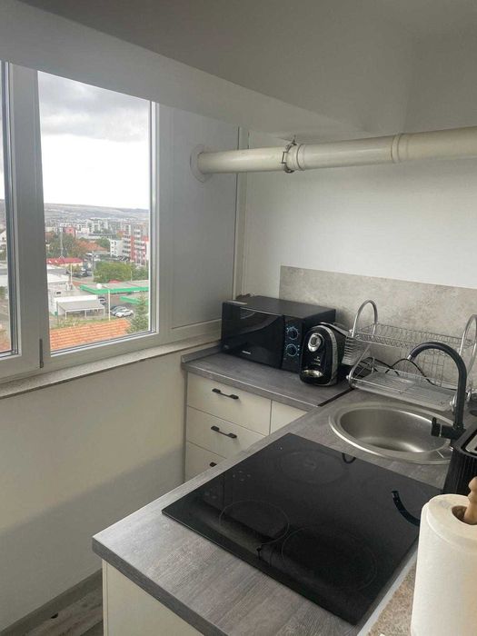 Dau in  chirie apartament cu o camera, transformat in doua camere , are parcare subterana.