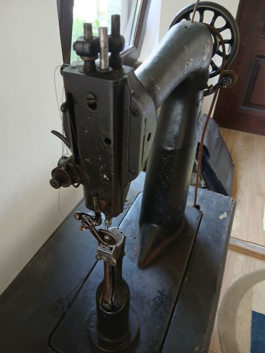 Mașină de cusut piele coloană cu un ac marca Singer