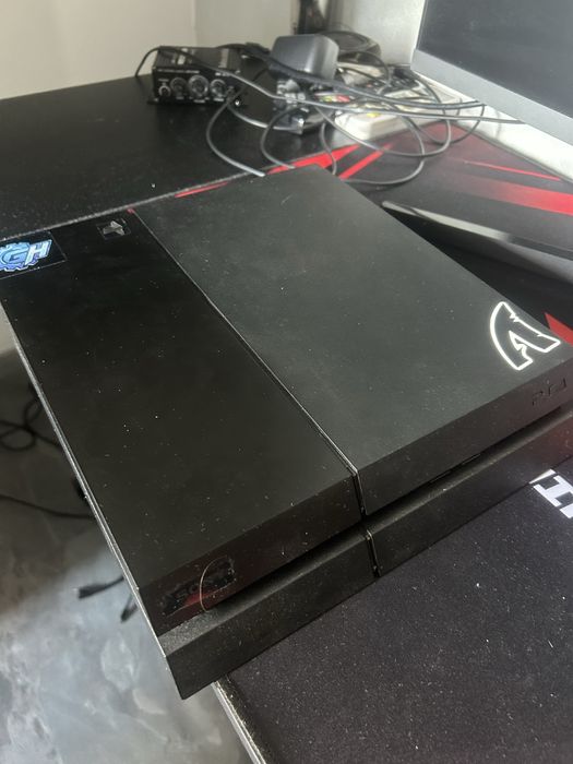 Playstation 4 с joystick и две игри подарък