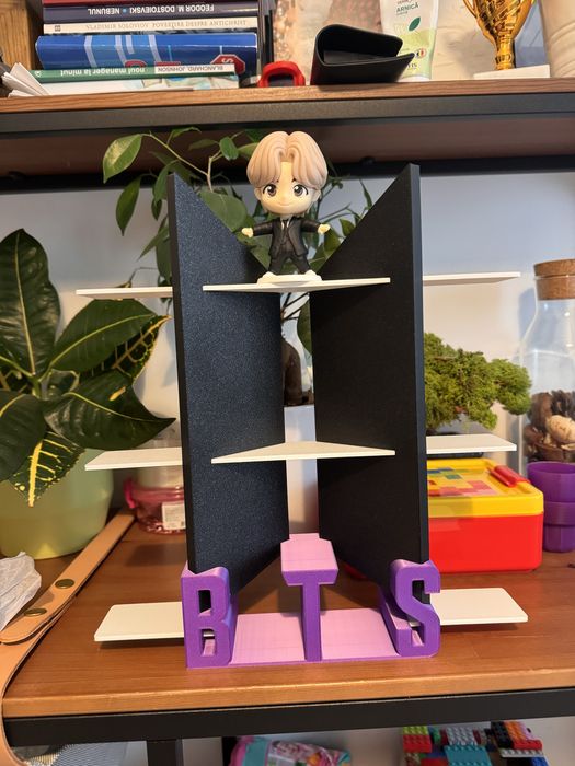 BTS Suport pentru figurine BTS + BRELOC CADOU