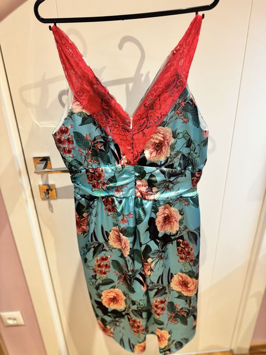 Рокля на марката guess