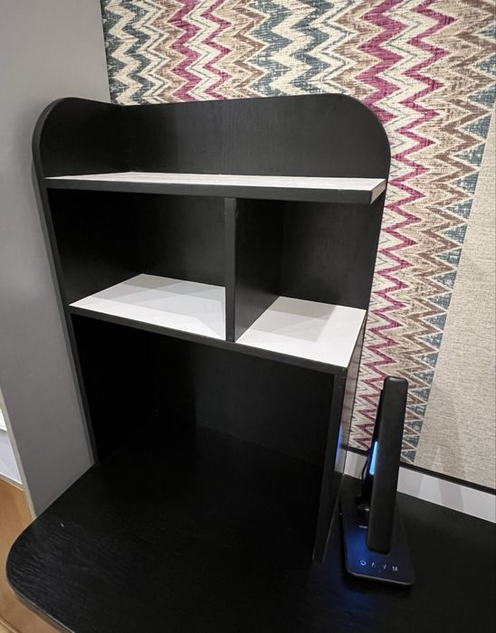 Продам стол с полками