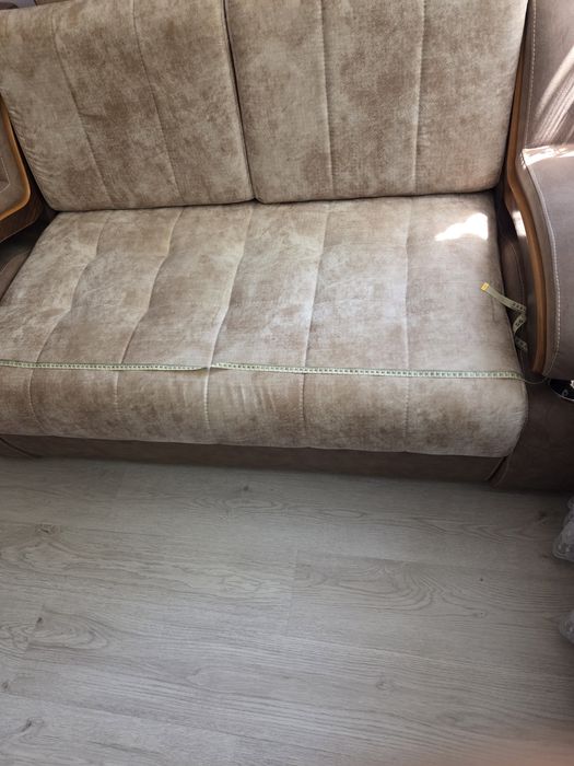 Divan v horoshem sostoyanii.